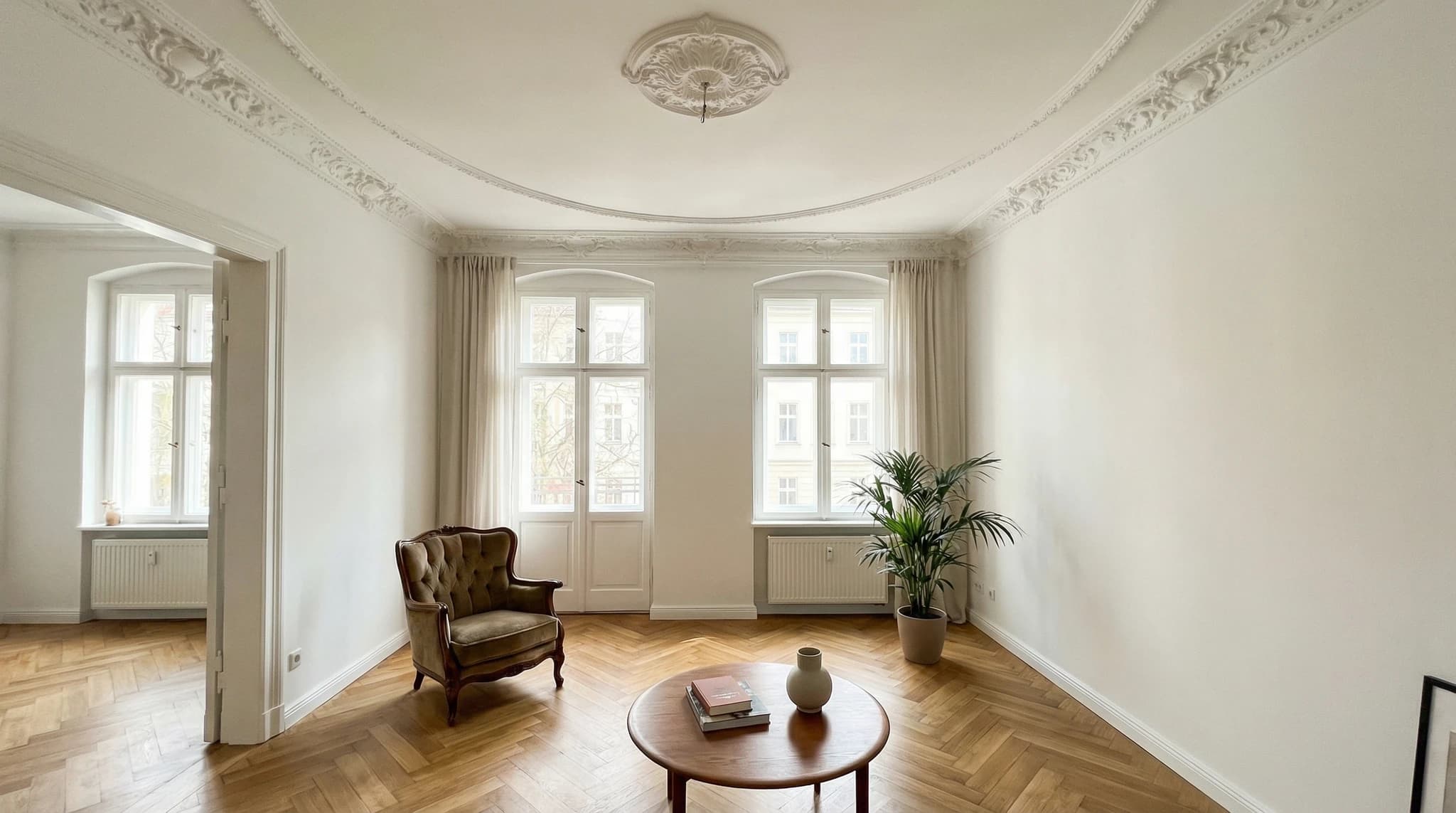 Sanierter Altbau-Wohnraum mit restauriertem Stuck