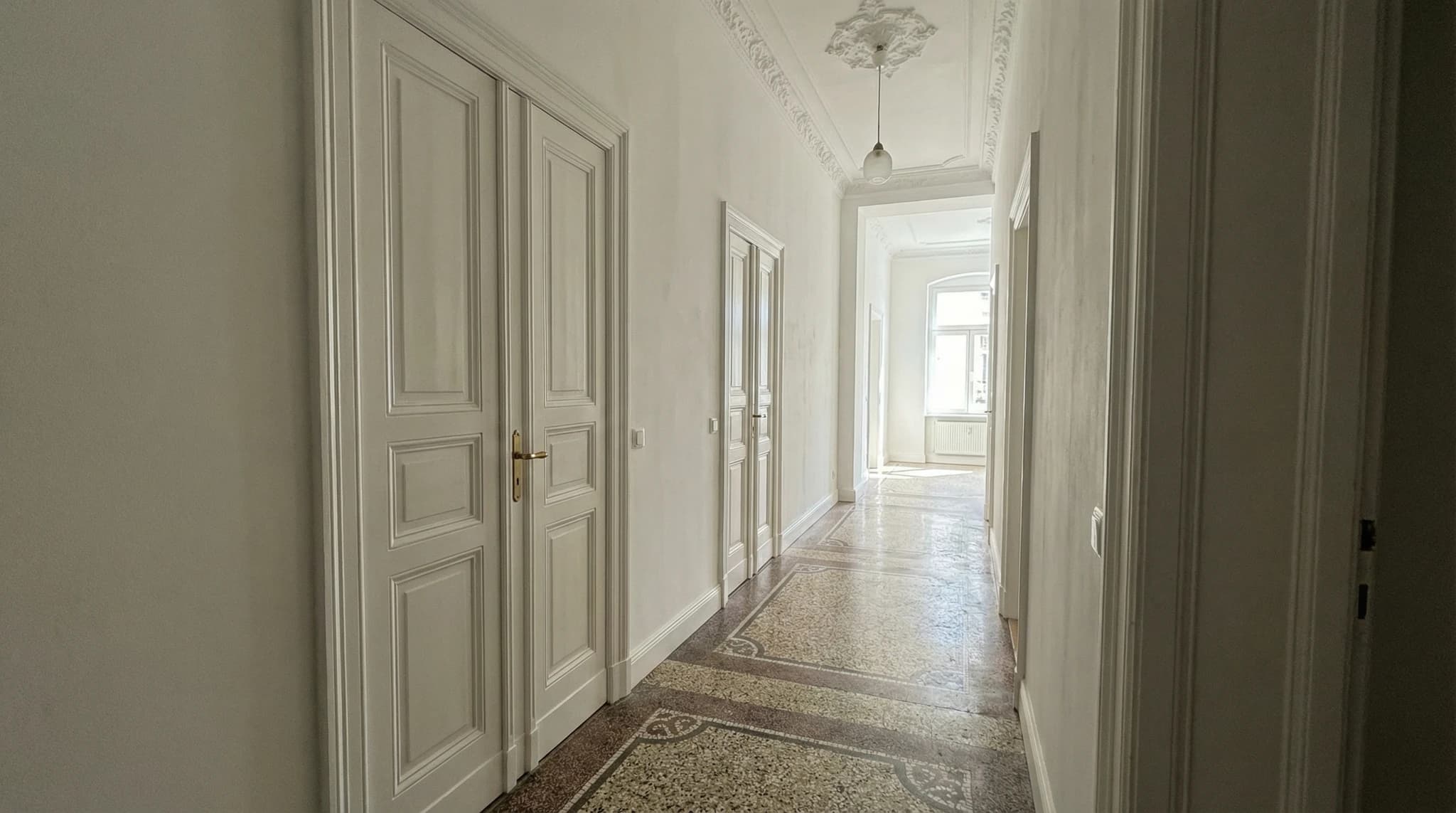 Sanierter Altbau-Flur mit Kassettentüren