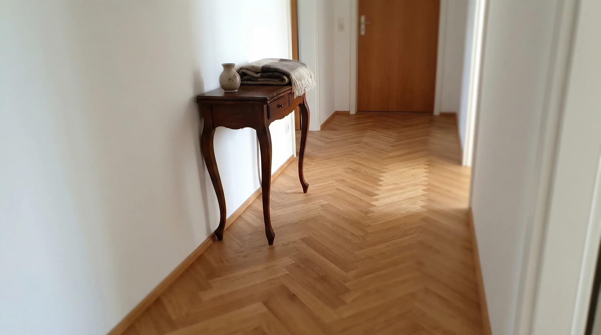 Fischgrät-Parkett in elegantem Flur