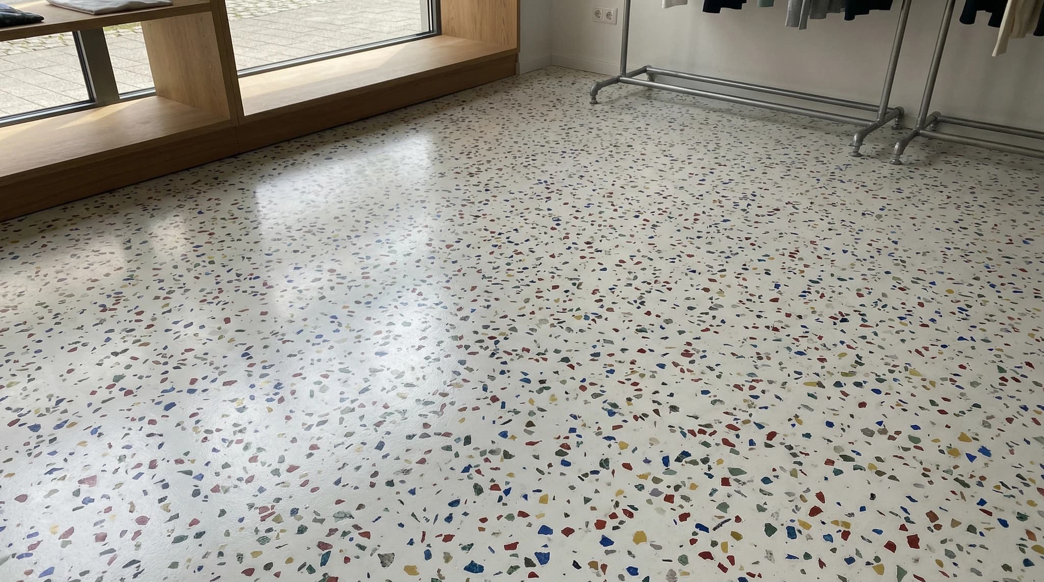 Terrazzo-Optik Epoxidharzboden in Boutique