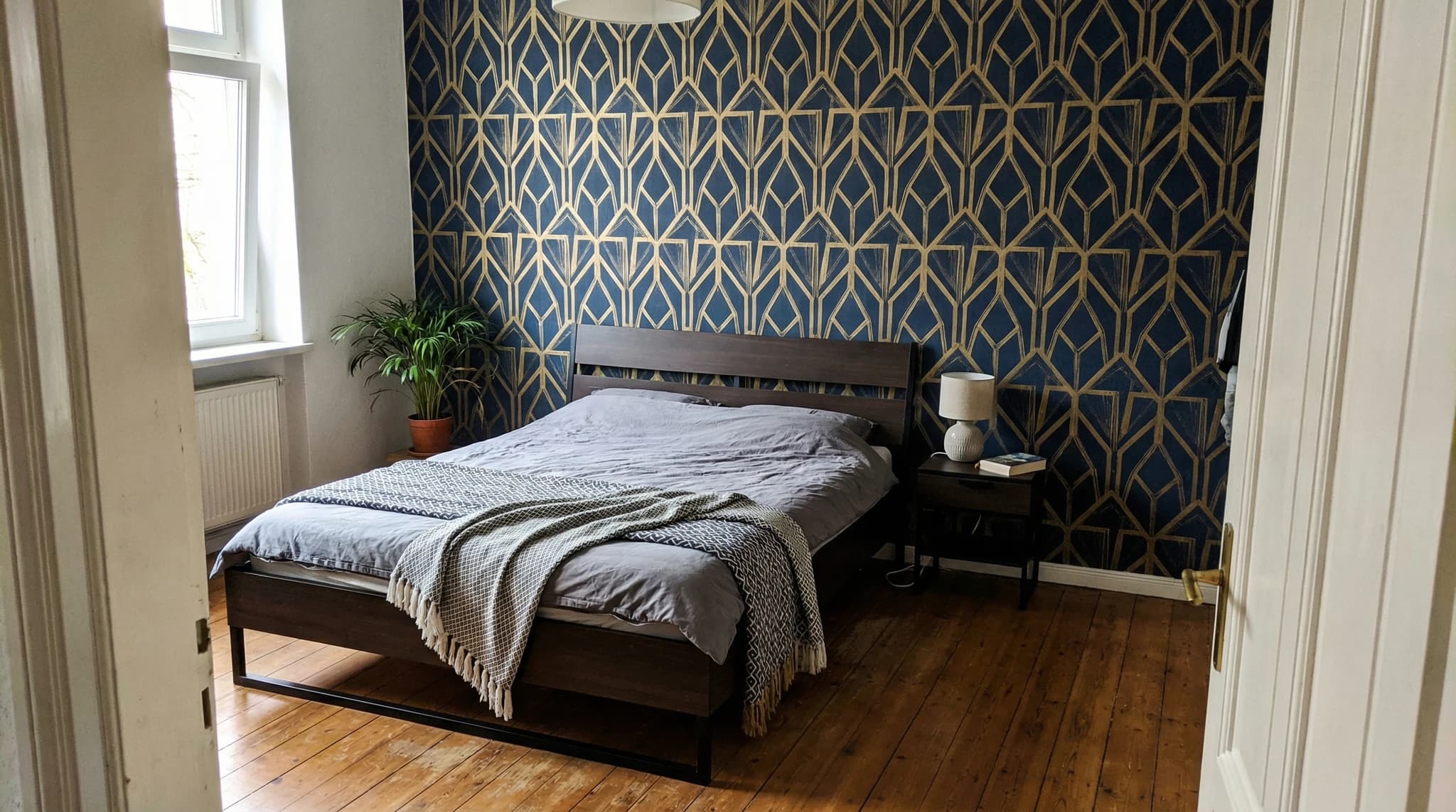 Geometrische Designtapete als Akzentwand