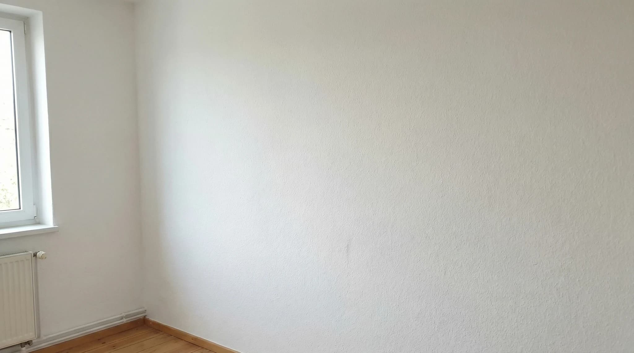 Raufasertapete frisch gestrichen in hellem Weiß