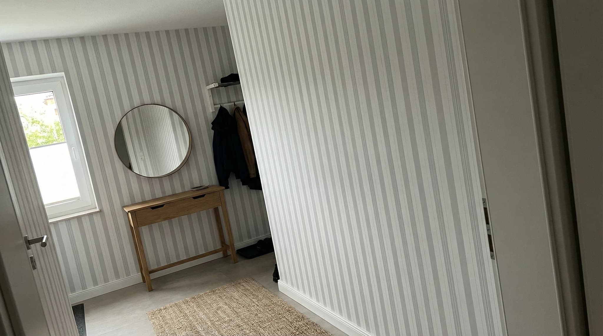 Streifentapete im Flur mit präzisem Rapport