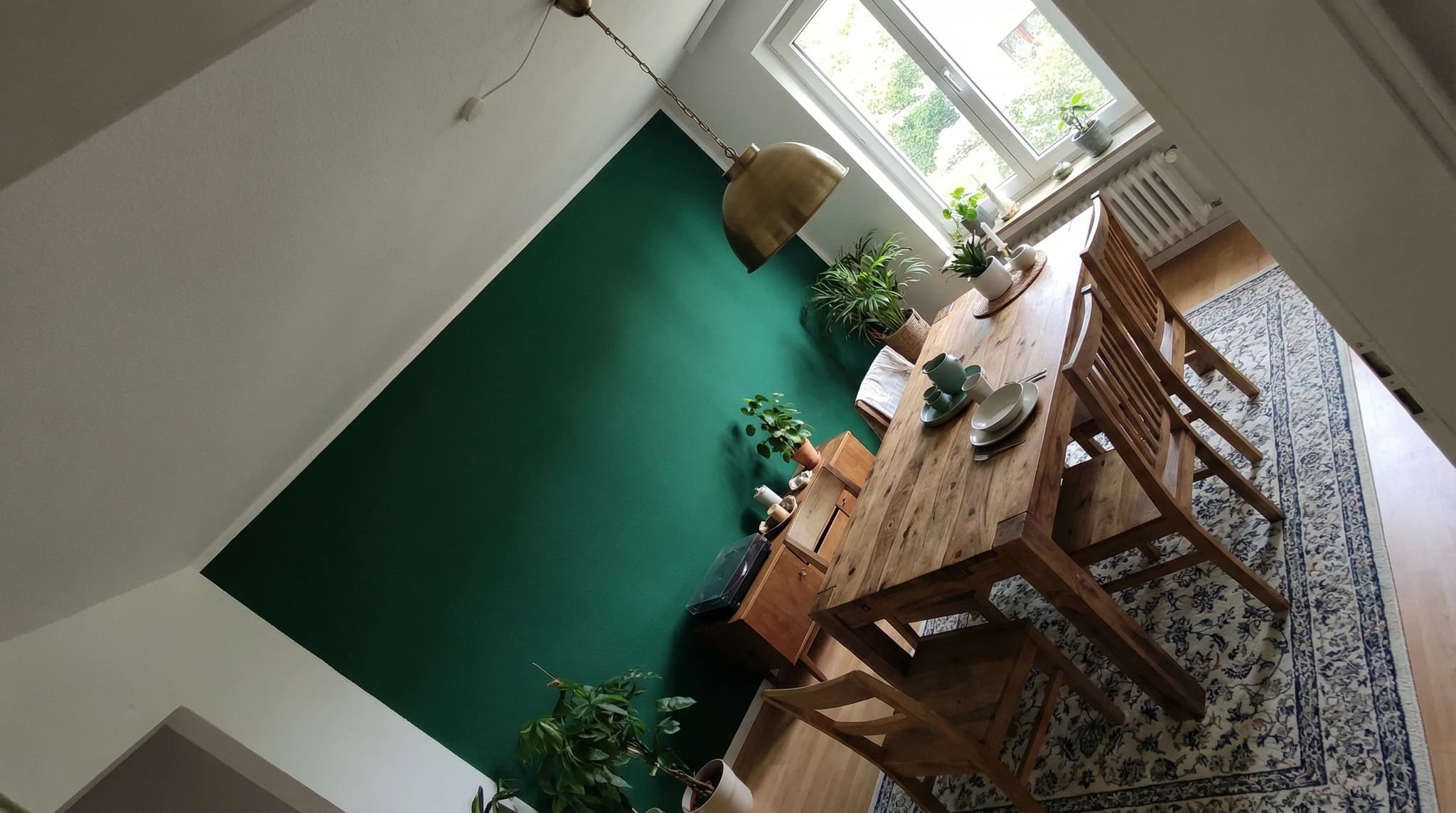 Dunkelgrüne Akzentwand im Esszimmer